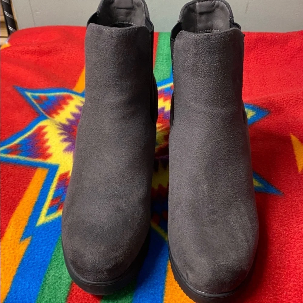 Dream Pairs Gray Suede High Heel Chelsea Ankle Boots Size 7.5